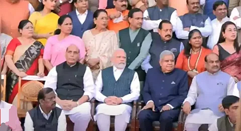Group photo of MPs infront of old parliament building