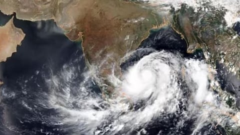 Deep depression stationary over Bay of Bengal, to cross Karaikal-Mahabalipuram: IMD