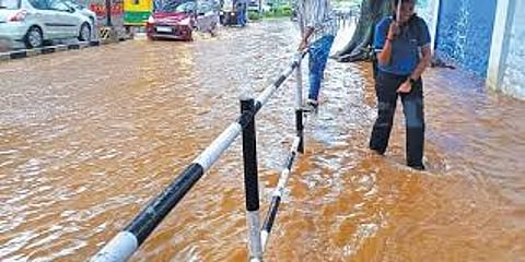 Heavy rains lash Kerala, orange alert in 4 districts ,Thiruvananthapuram flooded