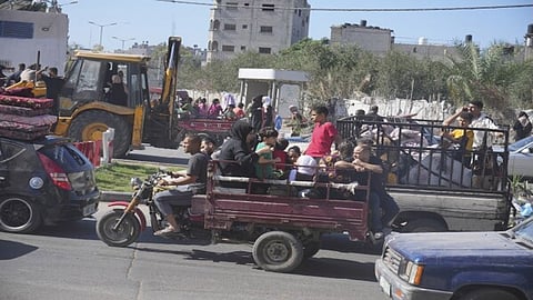 Palastinians flee their homes in Gaza.
