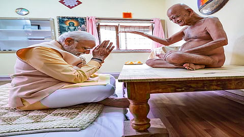 PM Modi visits Dongargarh and meets Acharya Vidyasagar