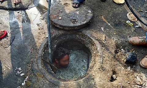 Delhi HC directs govt & MCD to comply with SC ruling on manual scavenging