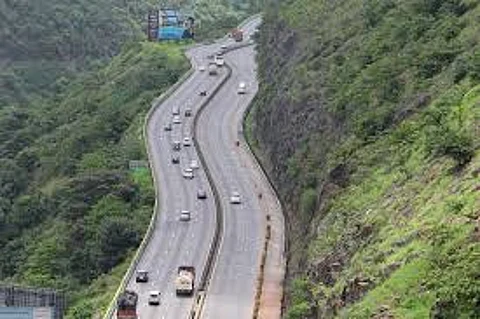 Six-hour block on Mumbai-bound corridor of Mumbai-Pune Expressway for railway project