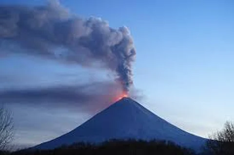 Klyuchevskaya Sopka: Eruption sends ash columns above Russian peninsula