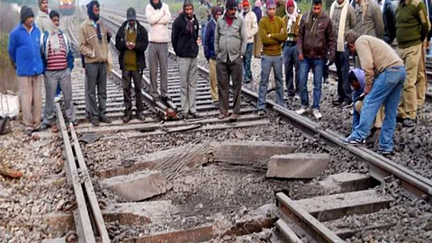 Maoists disrupt train services in Jharkhand