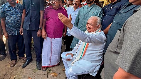 Arif Mohammed Khan stages a sit-in protest at a tea shop at Nilamel against the police's alleged failure in preventing black flag protests by the Students Federation of India.