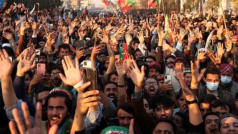 Pak parties intensify efforts to form coalition government after split verdict