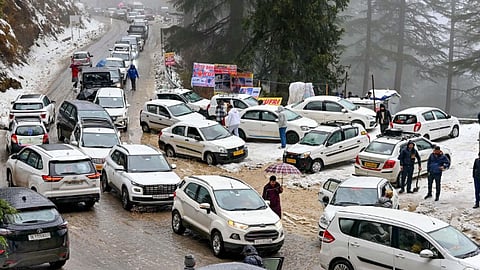 Snowfall disrupts normal life in higher hills of Himachal, 475 roads blocked