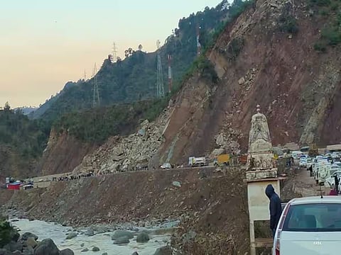 Landslides blocks Jammu-Srinagar national highway