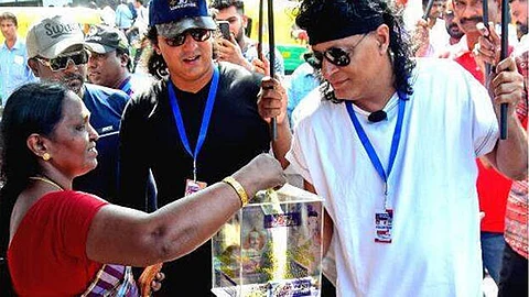 Bobby Chemmanur (R) is selling tea packets with lottery-model coupons