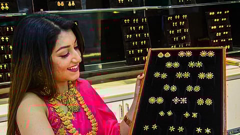 Gold plunges Rs 1,050 to Rs 73,550/10 g