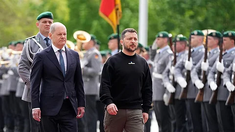 Ukrainian President Volodymyr Zelenskyy inspects guard of honour German army