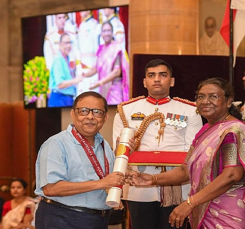 President Droupadi Murmu presents a Vigyan Shri Award to Prof Rahul Mukherjee in New Delhi.