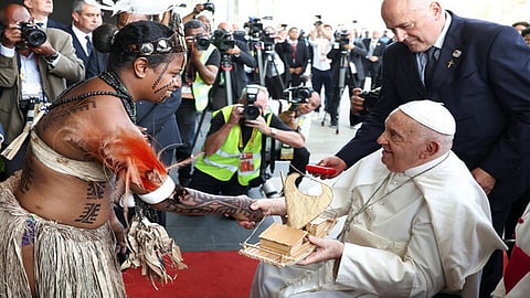 Papua New Guinea: Pope Francis meets local tribes