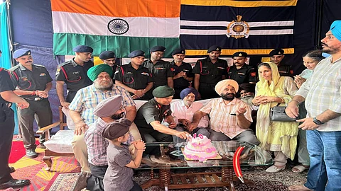 World War II veteran Lance Naik Charan Singh (retd) is being greeted by Army personnel