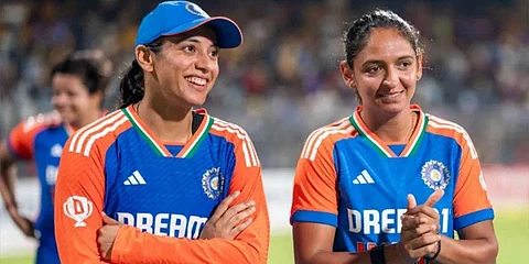 Smriti Mandhana (L) and Harmanpreet Kaur (R)