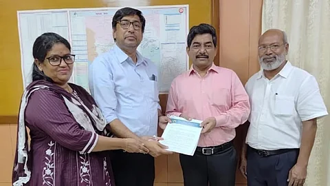 Office bearers of Kerala Samajam, Ulwe node submits a petition to the railway authorities