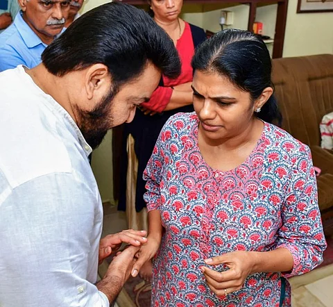 Actor Mohanlal meets MT's daughter Aswathi at 'Sithara', MT's residence.