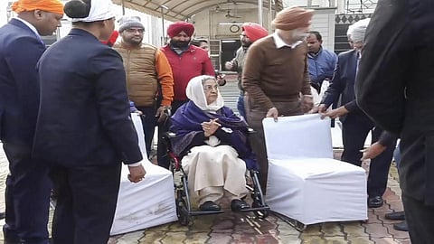 Ex-PM Dr. Manmohan Singh's wife Gursharan Kaur and family members at the immersion site.