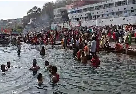 Lakhs take holy dip in rivers across MP on Mauni Amavasya
