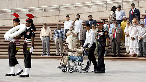 INA veteran celebrates 99th birthday by visiting National War Memorial, Netaji statue
