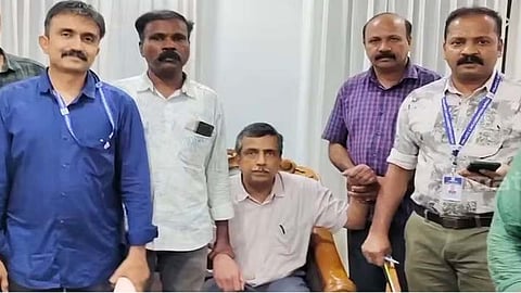 A DGM of the Indian Oil Corporation has been arrested while allegedly accepting a bribe of Rs 2 lakh