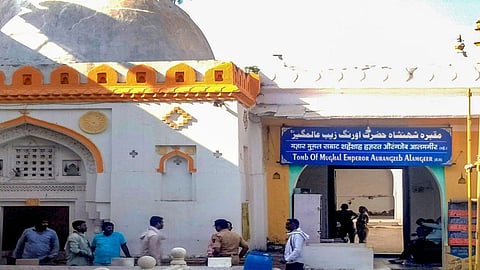 The name of Khultabad town, where the tomb of Mughal emperor Aurangzeb is located, will be changed to Ratnapur.