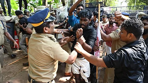 Protests before Kerala Raj Bhavan over photos of RSS leaders