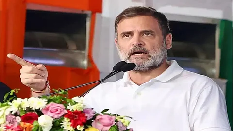 Rahul Gandhi pays tribute to late Oommen Chandy at his grave