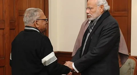 VS Achuthanandan visiting Narendra Modi.