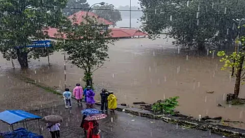 IMD issues red alert in 3 districts of Kerala