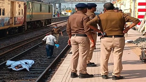 4 passengers were killed by approaching train at railway station