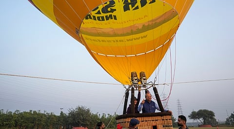 Delhi Lt. Governor Vinai Kumar Saxena with captain Rita during a trial run of the hot air balloon ride at Baansera park, in New Delhi, Tuesday, Nov. 25, 2025.