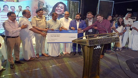 Aster Medcity Chief Operating Officer, Dr. Shuhaib Kader hands over the cheque for ₹2,00,000 to Mr. B. Krishna Kumar IPS, District Superintendent of Police, at the Munakkal Musaris Beach Festival.