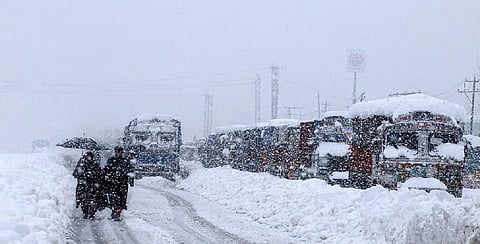 Fresh snowfall in kashmir, Srinagar-Jammu national highway remains shut