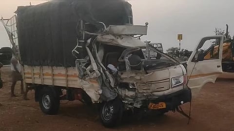 Eight devotees killed in road accident near Mantralayam in Andhra, several injured