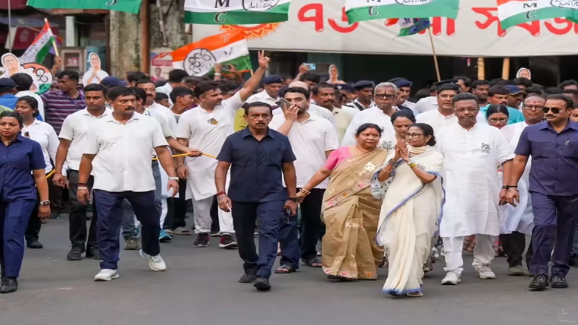 Mamata visits polling booths in her Bhabanipur constituency