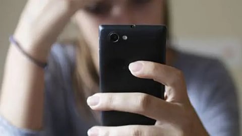 El joven compartió imágenes íntimas de su expareja con establecimientos comerciales