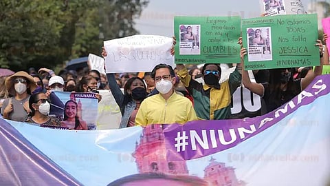 Familia y amigos, así como otras personas, exigen castigo para el culpable