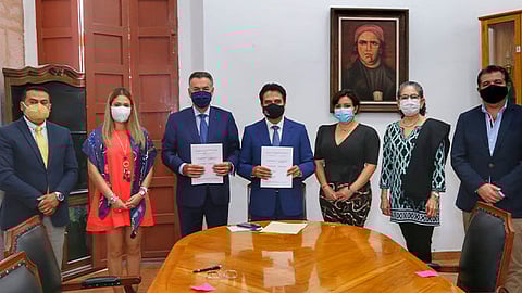 Todo trámite de testamento, es indispensable presentarse de manera personal ante un notario público, con identificación oficial con fotografía y tres testigos