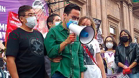 El hermano de la joven tomó un megáfono y con voz entrecortada expresó que se van a "quedar callados"