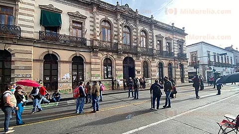 Los morenistas se atrincheraron frente a Congreso desde la noche del viernes