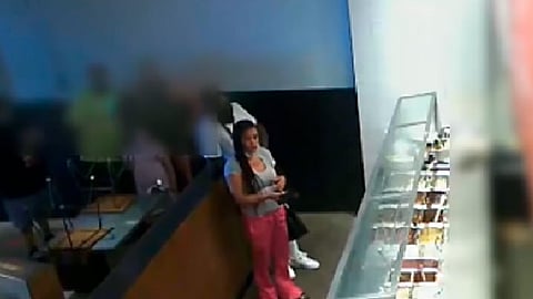 La mujer mostró el arma de fuego y dijo: “Será mejor que alguien me dé mi comida”