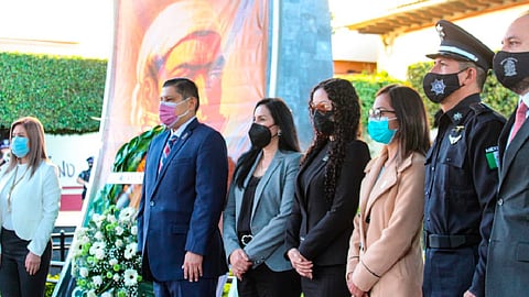 Nacho Campos; la presidenta ejecutiva de la Junta Cívica y Patriótica Municipal 2021, Rosa Elvira Núñez Ángel y las logias masónicas de Uruapan depositaron una ofrenda floral