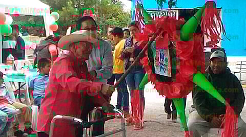 Don Adolfo rompió piñata
