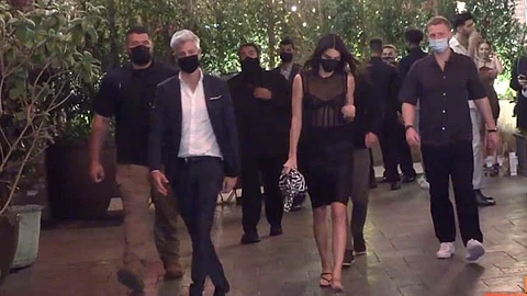 La modelo fue captada llegando al restaurante con una botella de 818 Tequila
