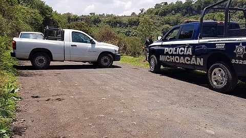 El cuerpo sin vida de un hombre flotando en el agua acumulada en unos sembradíos