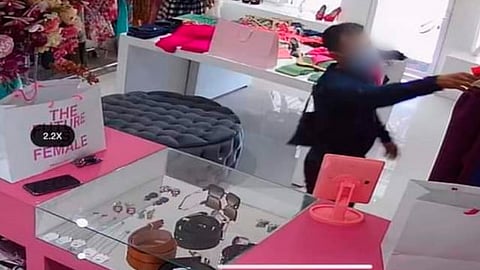 El sujeto ingresó y amenazó con un arma a unas trabajadoras de mostrador