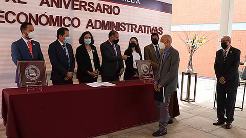 Dos profesores realizan su último registro de asistencia