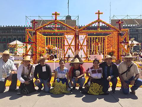 El diseño de la megaofrenda se realizó en una estructura de madera de 4.88 metros de ancho, 2.44 metros de fondo y 2 metros de alto